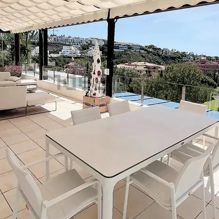 Luxurious Penthouse With Spectacular Panoramic Views *